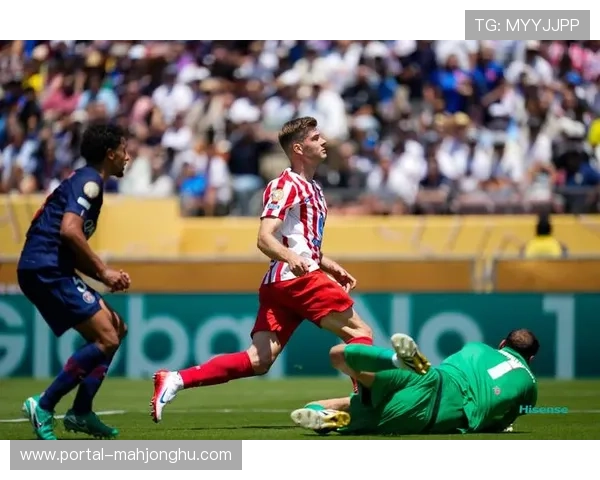 尤文三巨头赛后围堵裁判，斯帕莱蒂科莫利基耶利尼抗议争议判罚