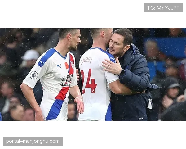 “特写:终场哨响,切尔西少帅马雷斯卡与波切蒂诺的惺惺相惜之握”