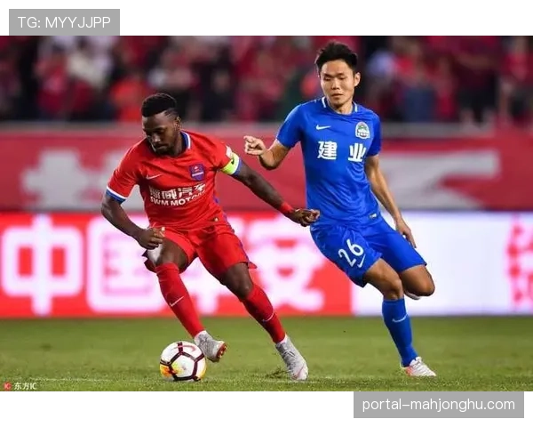 特写:终场哨响,为克莱蒙保级苦战一整个赛季的老门将迪奥普跪地长叹